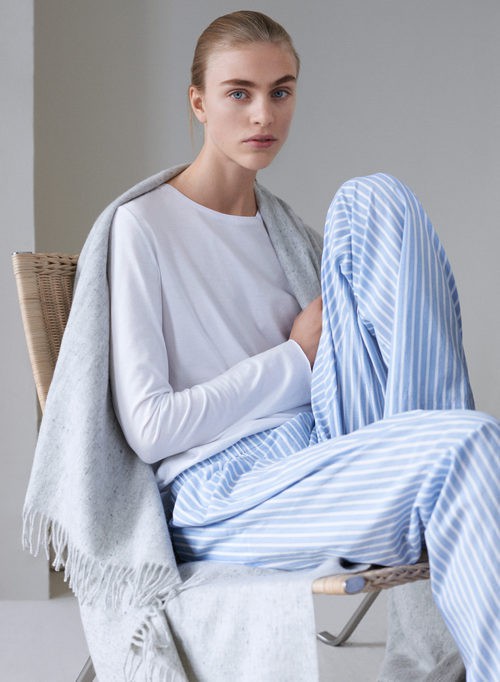 Fular gris, pantalón de rayas azules y blancas y camiseta blanca de la línea Leisure Wear de H&M