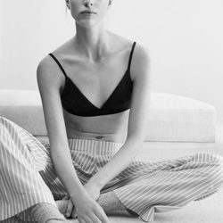Ropa interior en negro y pantalón de rayas de la línea Leisure Wear de H&M