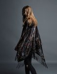 Kimono estampado en tonos anaranjados, malvas y negro de la colección Fiesta Invierno 2015/2016 de Bershka