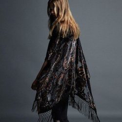 Kimono estampado en tonos anaranjados, malvas y negro de la colección Fiesta Invierno 2015/2016 de Bershka