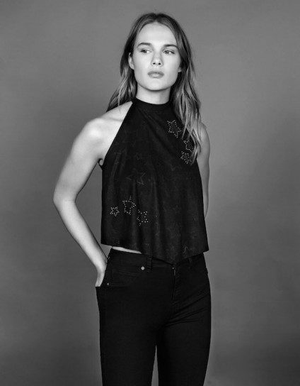Camisa de cuello halter con estrellas estampadas de la colección Fiesta invierno 2015/2016 de Bershka