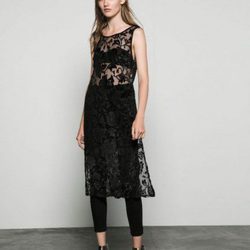 Vestido de encaje negro con transparencias de la colección Fiesta invierno 2015/2016 de Bershka