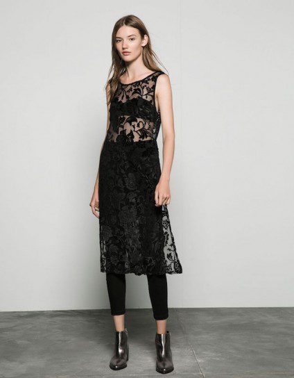 Vestido de encaje negro con transparencias de la colección Fiesta invierno 2015/2016 de Bershka