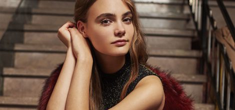 Abrigo de pelo burdeos de la colección Fiesta invierno 2015/2016 de Bershka