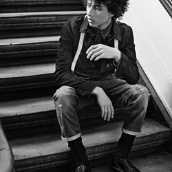 Camisa oscura y ripped jeans de la colección 'La evolución del denim' de invierno 2015 de G-Star
