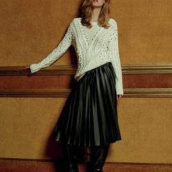 Jersey de punto blanco y falda de cuero de tablas de la colección Navidad 2015 de Primark