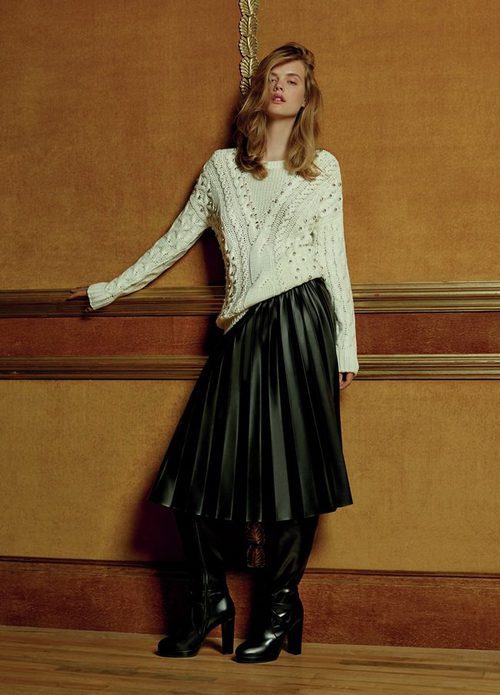 Jersey de punto blanco y falda de cuero de tablas de la colección Navidad 2015 de Primark