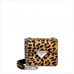 Bolso cuadrado en print animal de la colección Cápsula Nicky Hilton