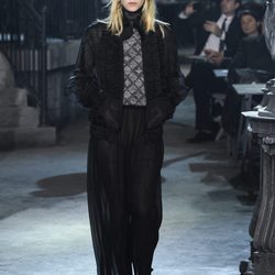 Conjunto negro plisado de la colección 'Métiers d'Art Paris à Rome 2015/2016' de Chanel