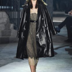 Gabardina de cuero de la colección 'Métiers d'Art Paris à Rome 2015/2016' de Chanel