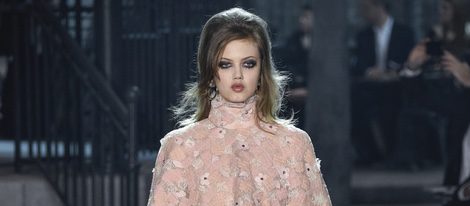 Look total rosa cuarzo de la colección 'Métiers d'Art Paris à Rome 2015/2016' de Chanel