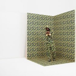 Mario Balotelli con cojunto estampado camuflaje verde para PUMA X BAPE