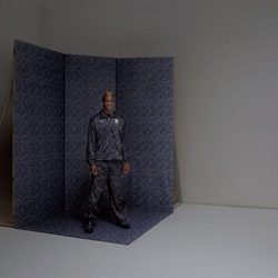 Mario Balotelli con cojunto y capucha de estampado camuflaje azul oscuro para PUMA X BAPE