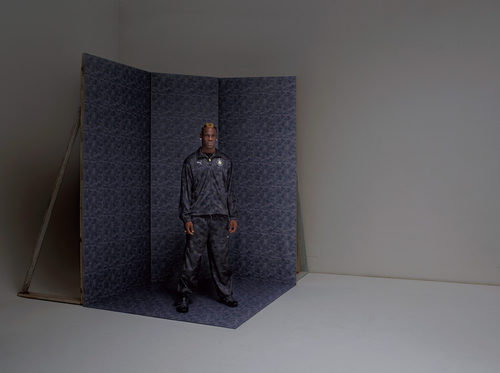 Mario Balotelli con cojunto y capucha de estampado camuflaje azul oscuro para PUMA X BAPE