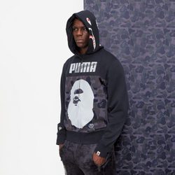 Mario Balotelli con sudadera del logo de la marca BAPE para la línea PUMA X BAPE