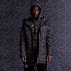 Mario Balotelli con abrigo en estampado camuflaje azul oscuro para la línea PUMA X BAPE