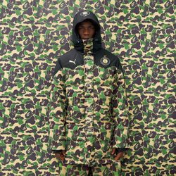 Mario Balotelli con abrigo en estampado camuflaje verde y marrón para la línea PUMA X BAPE