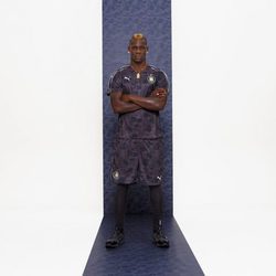 Mario Balotelli con réplica de esquipacion de fútbol en azul oscuro para la línea PUMA X BAPE