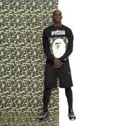 Mario Balotelli con sudadera logo BAPE para línea PUMA X BAPE