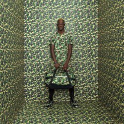 Mario Balotelli con esquipación deportiva en estampado camuflaje verde y marrón para línea PUMA X BAPE