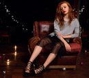 Modelo con jersey lurex gris y falda negra de tul con tacones negros de la línea Xmas Punk de Shana