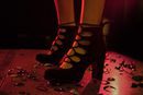 Tacones negros de punta redonda con cordones cruzados de la línea Xmas Punk de Shana