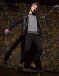 Modelo masculino con perfecto de cuero y jersey lurex de la línea Xmas Punk de Shana