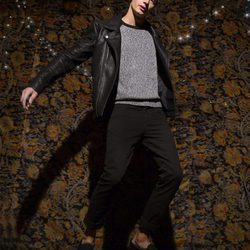 Modelo masculino con perfecto de cuero y jersey lurex de la línea Xmas Punk de Shana