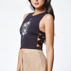 Top negro con cintas cruzadas en el costado con dibujo asimétric y falda de pana de Kendall y Kylie Jenner para PacSun
