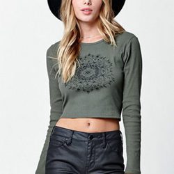 Modelo con top verde de manga larga y mandala con pantalones de cuero y sombrero de Kendall y Kylie Jenner para PacSun