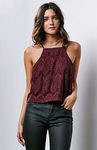 Modelo con top granate de tirantes cuello y pantalones de cuero de Kendall y Kylie Jenner para PacSun