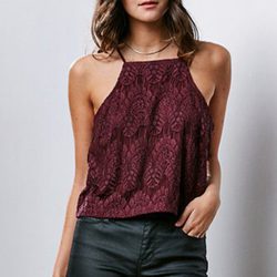 Modelo con top granate de tirantes cuello y pantalones de cuero de Kendall y Kylie Jenner para PacSun