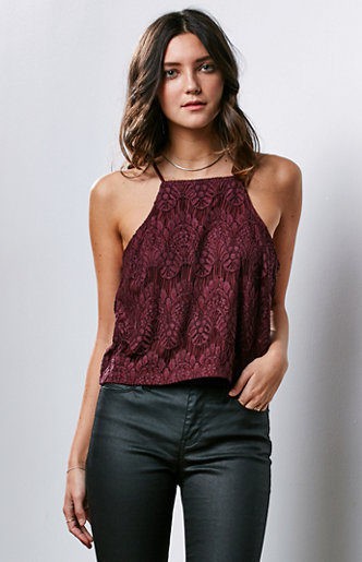 Modelo con top granate de tirantes cuello y pantalones de cuero de Kendall y Kylie Jenner para PacSun