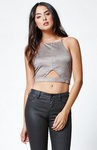 Modelo con top gris de ante asimétrico y pantalones de cuero de Kendall y Kylie Jenner para PacSun
