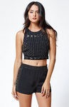 Modelo con conjunto top y pantalón corto negro estampado de líneas de Kendall y Kylie Jenner para PacSun