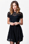 Modelo con vestido encaje negro de Kendall y Kylie Jenner para PacSun