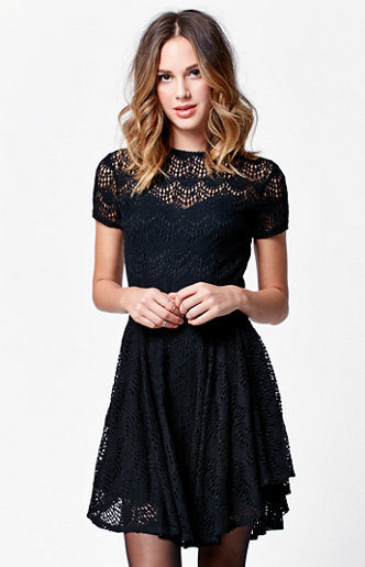 Modelo con vestido encaje negro de Kendall y Kylie Jenner para PacSun