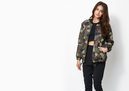 Modelo con top y pantalón negro y bomber camuflaje de Kendall y Kylie Jenner para PacSun