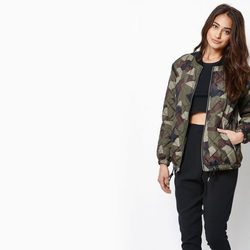Modelo con top y pantalón negro y bomber camuflaje de Kendall y Kylie Jenner para PacSun