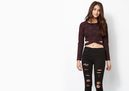 Modelo con top asimétrico estampado y pantalones rotos de Kendall y Kylie Jenner para PacSun
