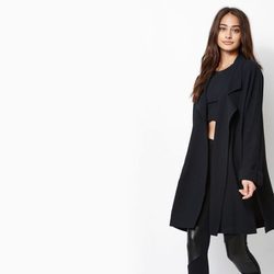 Modelo con conjunto negro de top, pantalón de cuero y abrigo de Kendall y Kylie Jenner para PacSun