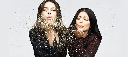 Kendall y Kylie Jenner como imagen de campaña soplando confeti dorado para PacSun