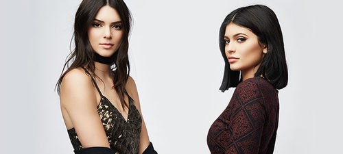 Kendall y Kylie Jenner posando para la campaña de PacSun