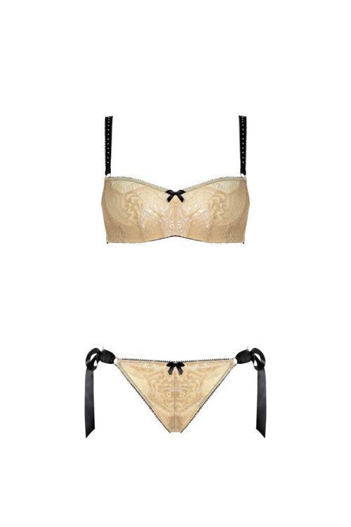 Conjunto de raso en color crema con cintas negras de raso de Yamamay