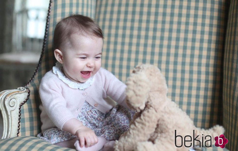 Princesa Carlota de Cambriddge jugando con un perro de peluche