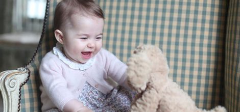 Princesa Carlota de Cambriddge jugando con un perro de peluche
