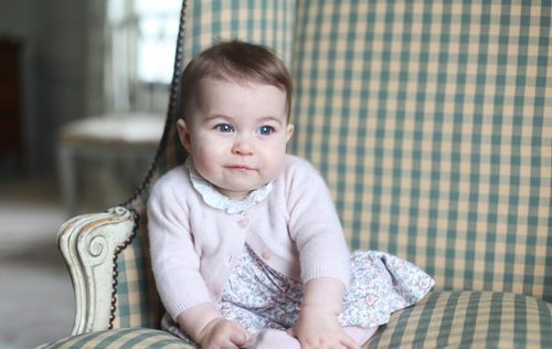 Princesa Carlota de Cambriddge posando con vestido de M&H