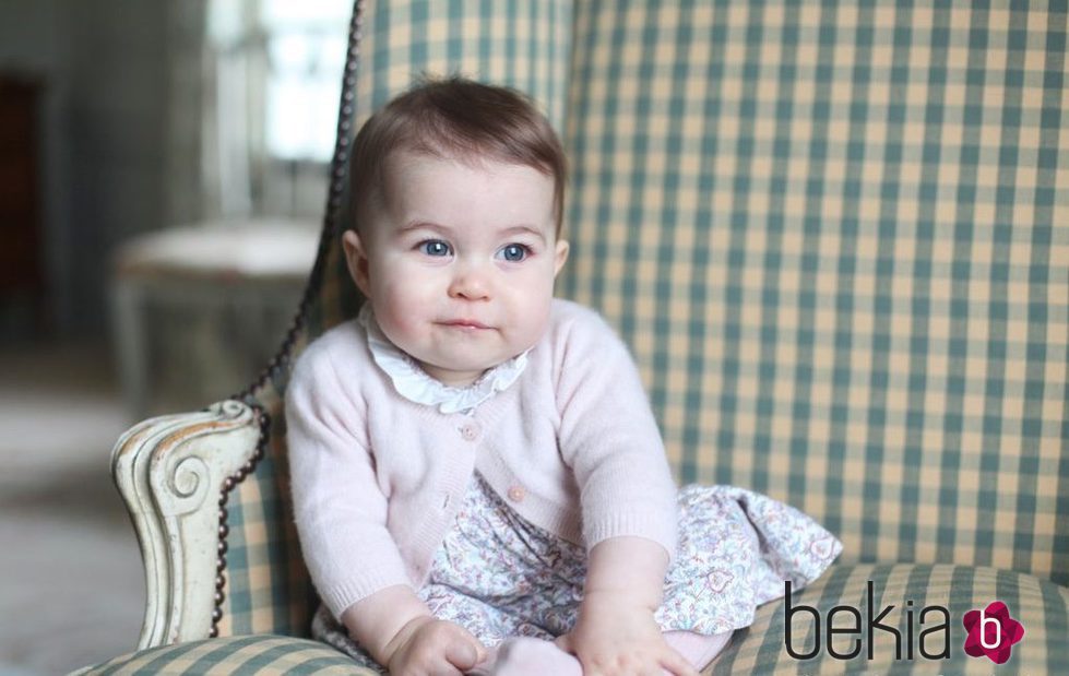 Princesa Carlota de Cambriddge posando con vestido de M&H