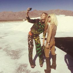 Gigi Hadid y Donatella Versace en la sesión fotográfica para Versace primavera/verano 2016