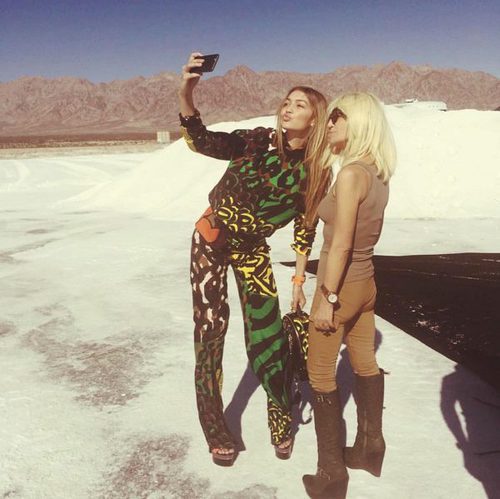 Gigi Hadid y Donatella Versace en la sesión fotográfica para Versace primavera/verano 2016